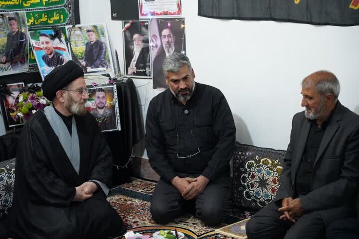 نماینده ولی‌فقیه در لرستان با خانواده ۳ شهید جنگ رمضان دیدار کرد
