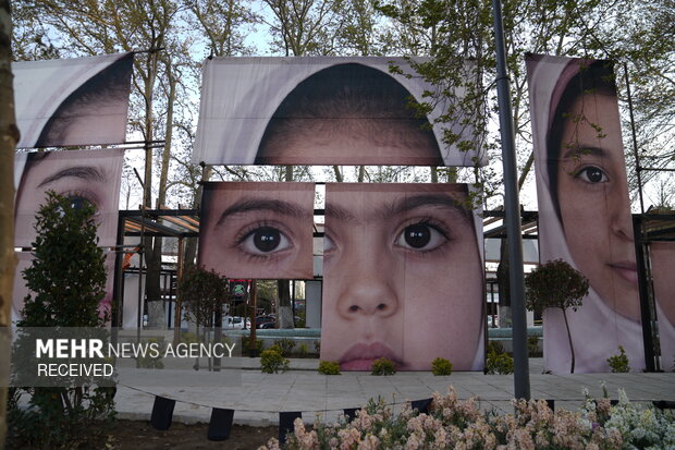 چیدمان هنری «چشمان میناب»