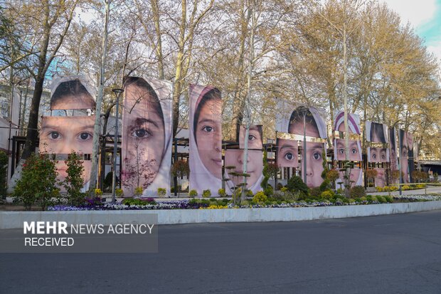 چیدمان هنری «چشمان میناب»