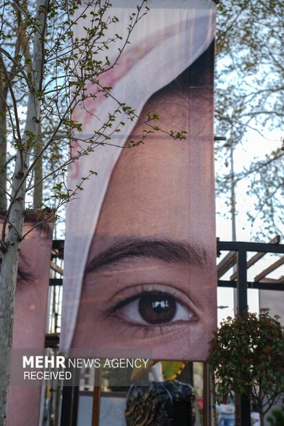 چیدمان هنری «چشمان میناب»