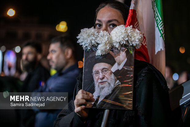 اجتماع حمایت از رزمندگان در مقابله با دشمن آمریکایی - صهیونی