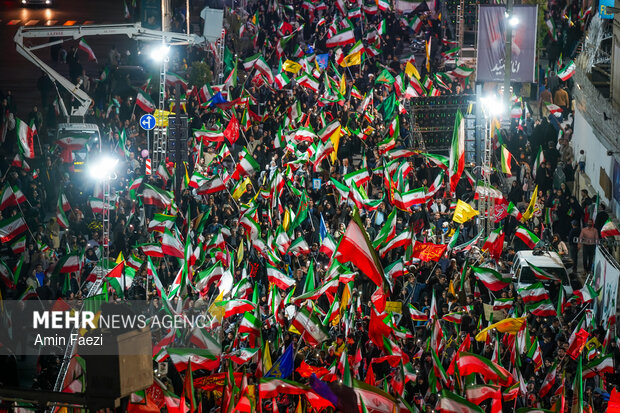 اجتماع پرشور مردم شیراز در خیابان معالی آباد