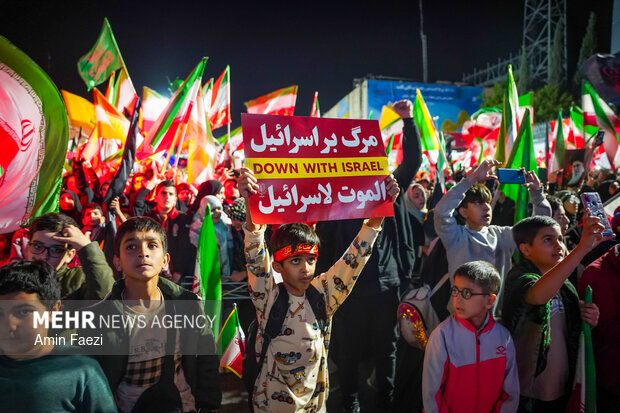 اجتماع پرشور مردم شیراز در خیابان معالی آباد