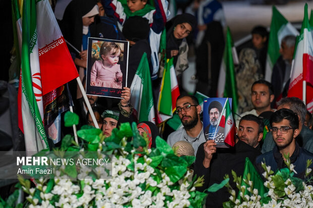 اجتماع پرشور مردم شیراز در خیابان معالی آباد