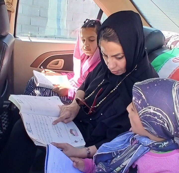 «آموزش» زنده زیرِ آوار جنگ؛ روایت ماشینی که کلاس درس شد!
