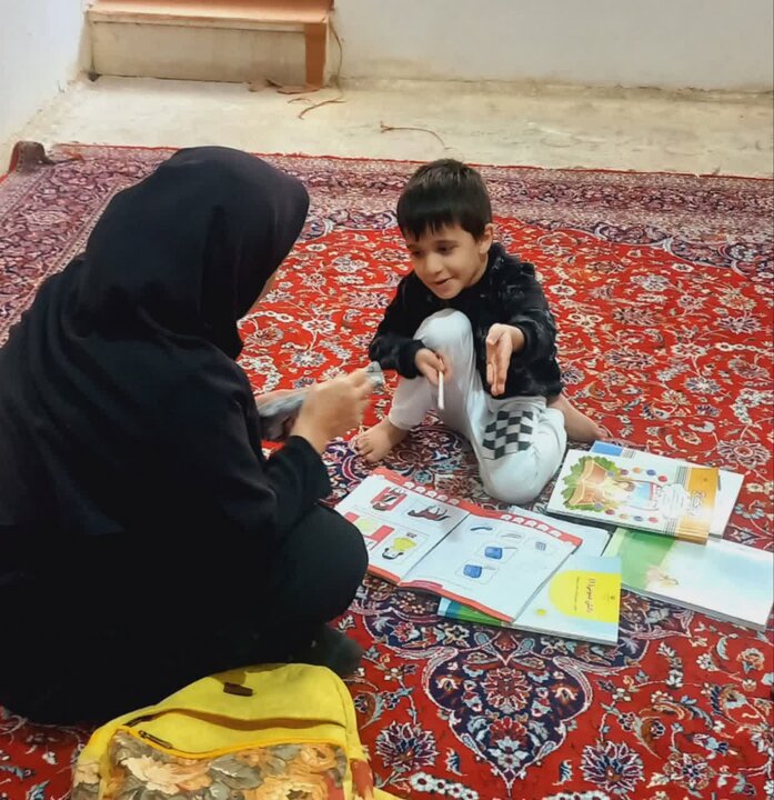 حکایت کلاس تک نفره در مرکز شبانه‌روزی؛ معلمی که جنگ را تسلیم کرد!