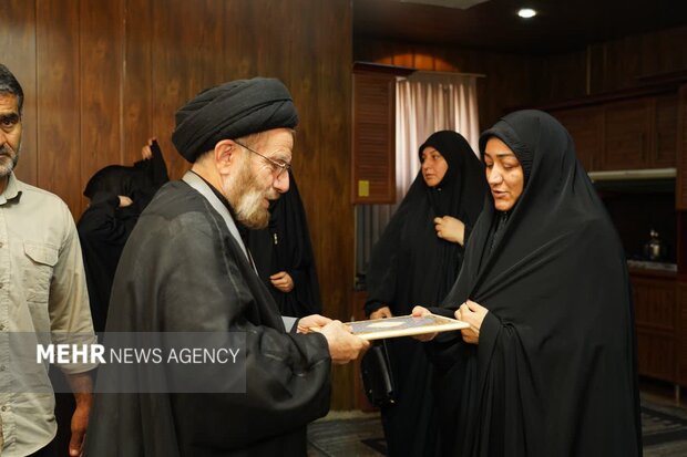 دیدار نماینده ولی‌فقیه در لرستان با خانواده شهدای جنگ رمضان