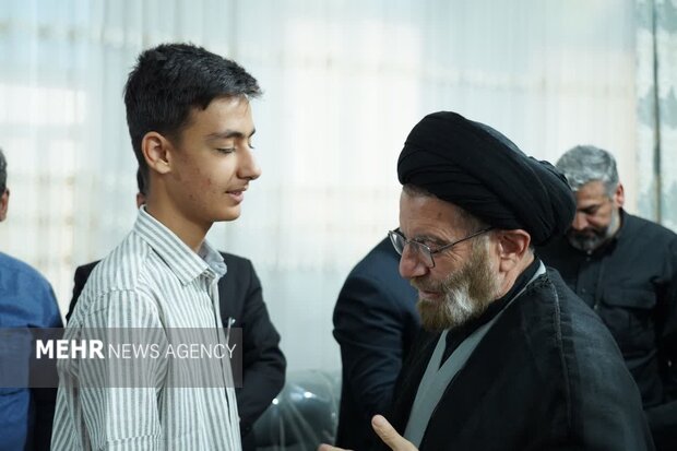 دیدار نماینده ولی‌فقیه در لرستان با خانواده شهدای جنگ رمضان
