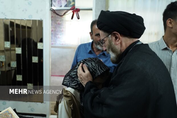 دیدار نماینده ولی‌فقیه در لرستان با خانواده شهدای جنگ رمضان