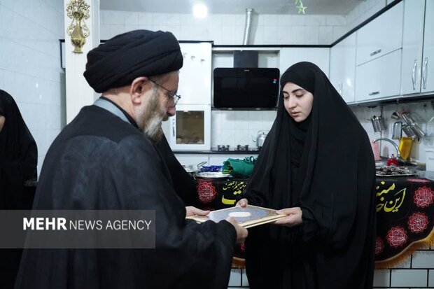 دیدار نماینده ولی‌فقیه در لرستان با خانواده شهدای جنگ رمضان