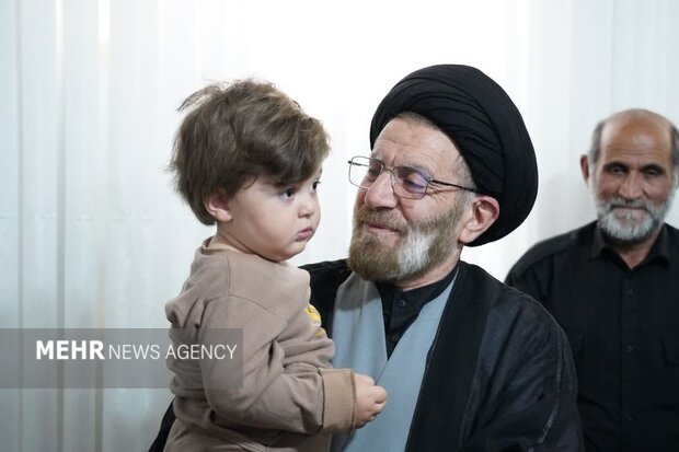 دیدار نماینده ولی‌فقیه در لرستان با خانواده شهدای جنگ رمضان