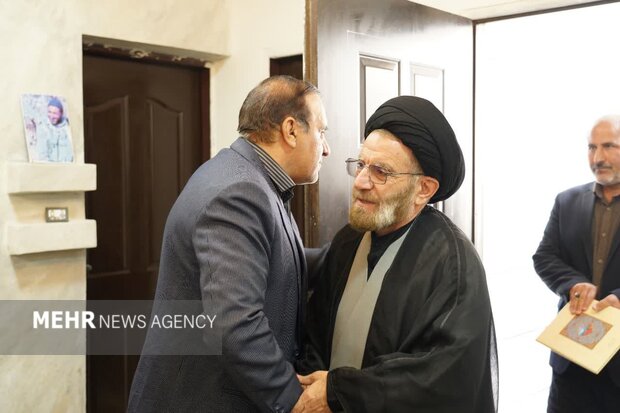 دیدار نماینده ولی‌فقیه در لرستان با خانواده شهدای جنگ رمضان