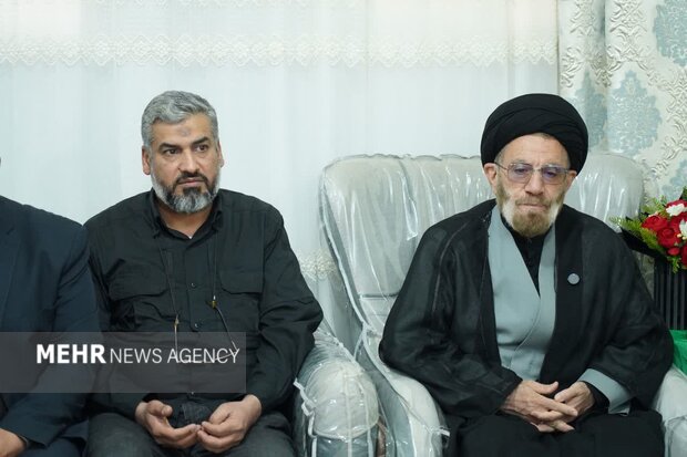 دیدار نماینده ولی‌فقیه در لرستان با خانواده شهدای جنگ رمضان