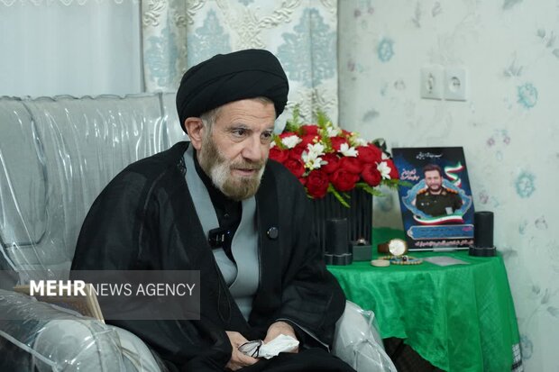 دیدار نماینده ولی‌فقیه در لرستان با خانواده شهدای جنگ رمضان