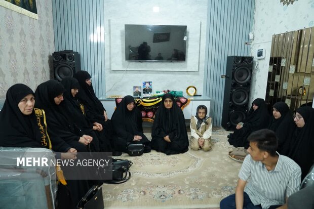 دیدار نماینده ولی‌فقیه در لرستان با خانواده شهدای جنگ رمضان