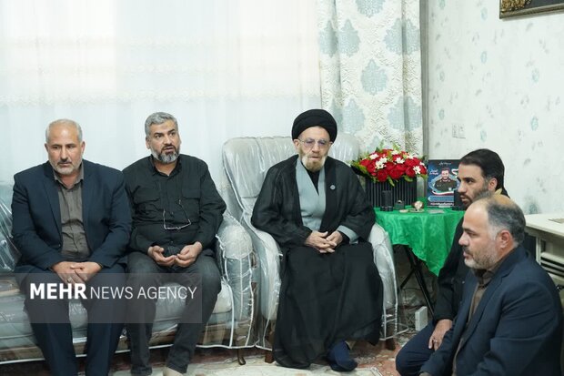 دیدار نماینده ولی‌فقیه در لرستان با خانواده شهدای جنگ رمضان