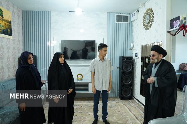 دیدار نماینده ولی‌فقیه در لرستان با خانواده شهدای جنگ رمضان