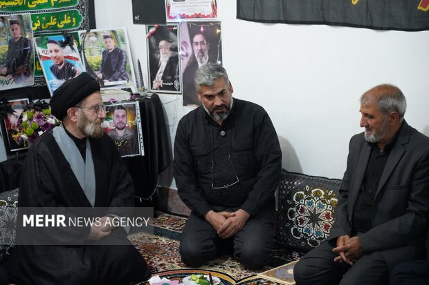 دیدار نماینده ولی‌فقیه در لرستان با خانواده شهدای جنگ رمضان