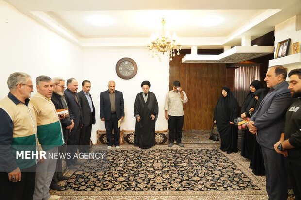 دیدار نماینده ولی‌فقیه در لرستان با خانواده شهدای جنگ رمضان