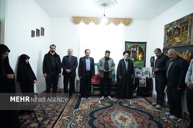 دیدار نماینده ولی‌فقیه در لرستان با خانواده شهدای جنگ رمضان