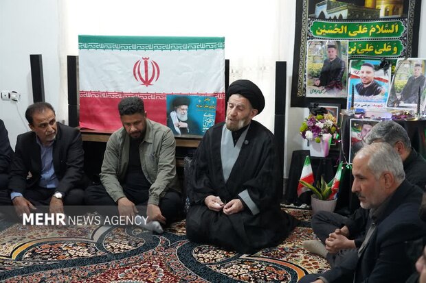 دیدار نماینده ولی‌فقیه در لرستان با خانواده شهدای جنگ رمضان