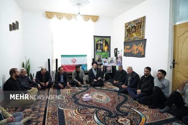 دیدار نماینده ولی‌فقیه در لرستان با خانواده شهدای جنگ رمضان