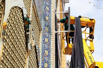 نصب کتیبه ویژه دهه کرامت در حرم مطهر امام رضا(ع)