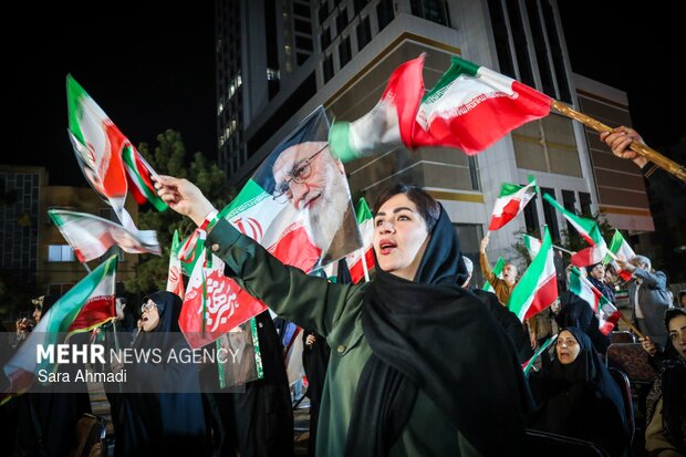 İran halkı meydanlarda