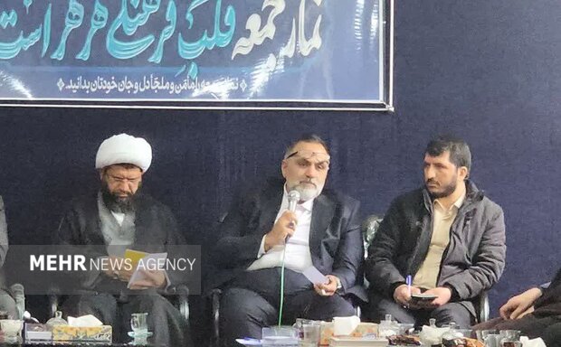اگر مسئولی تاب‌آوری و ایستادگی ندارد، میدان را به اهلش واگذار کند