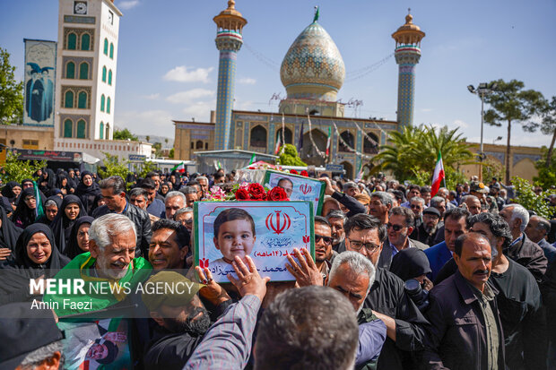 ABD-İsrail tarafından katledilen aile yan yana toprağa verildi