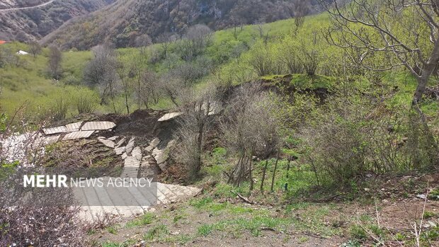 رانش زمین در روستای لشکان رودسر؛ ۷ واحد مسکونی در معرض خطر است
