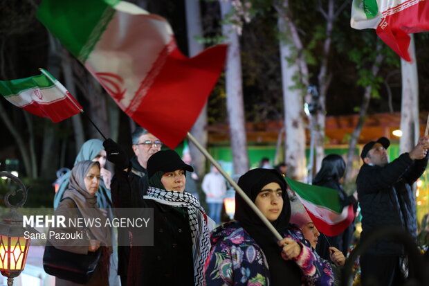 «باغ فردوس» پاتوق مردم و هنرمندان برای ایران