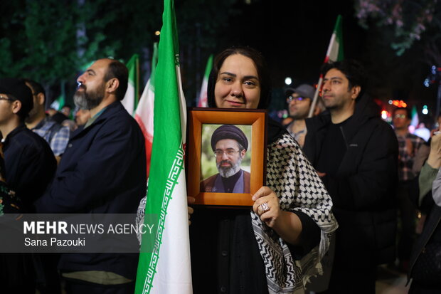 «باغ فردوس» پاتوق مردم و هنرمندان برای ایران