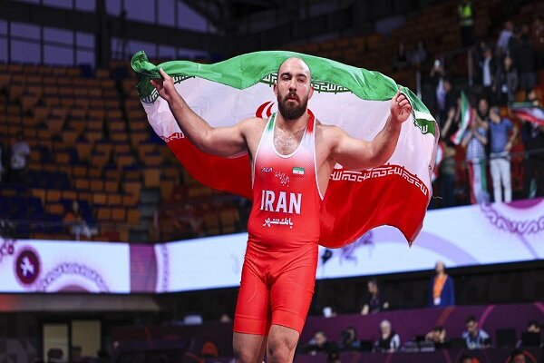 دور افتخار قهرمان سنگینوزن کشتی آزاد با پرچم ایران + فیلم
