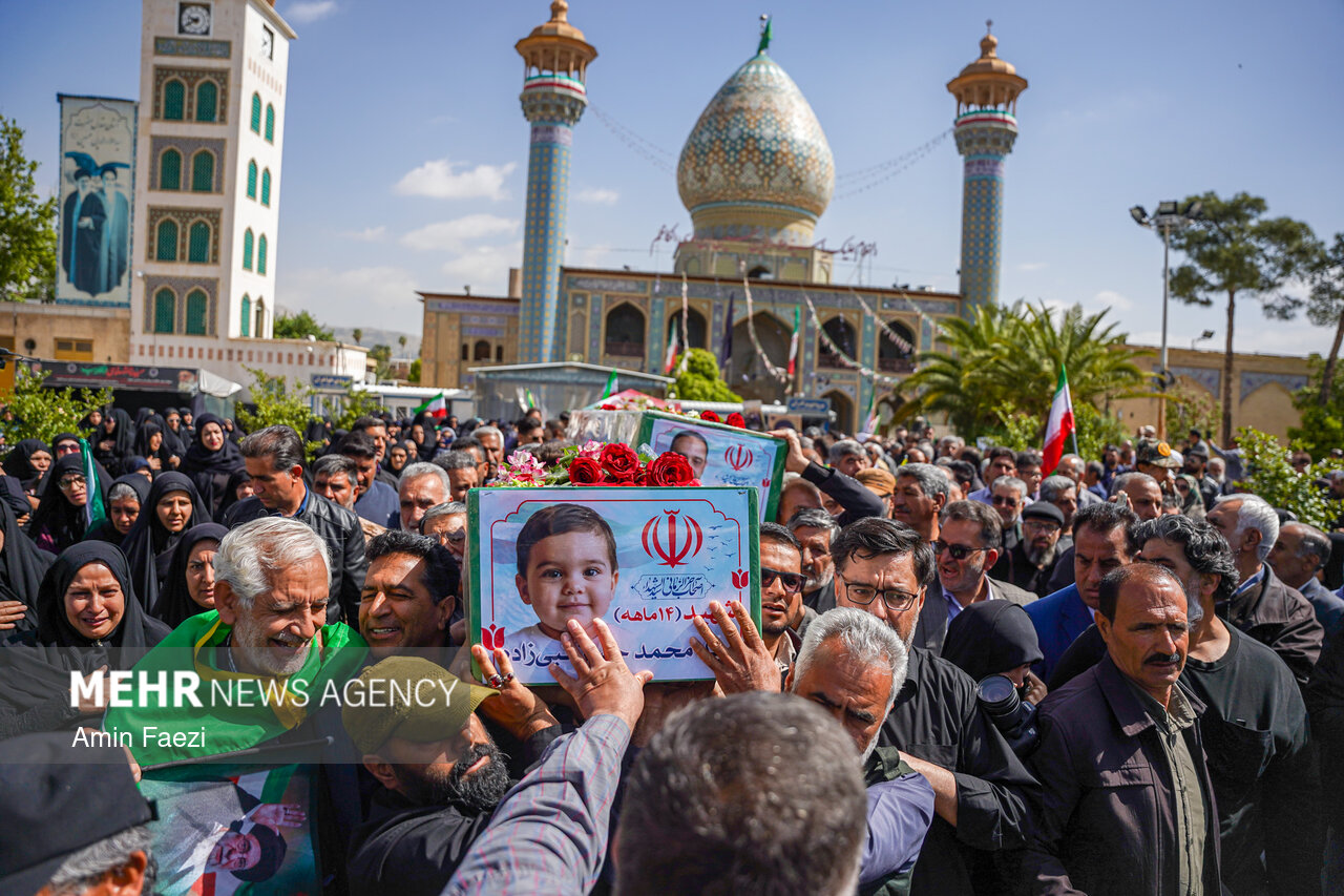 ABD-İsrail tarafından katledilen aile yan yana toprağa verildi