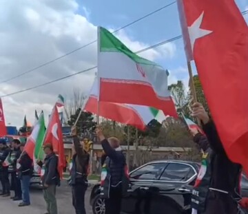 Türk kafilesi İran'da insan zinciri oluşturdu