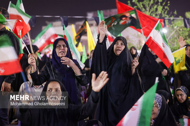 İran halkı yine meydanlarda