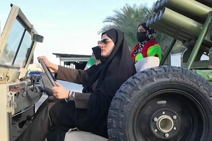 رژه نظامی بانوان سراوانی در حمایت از ایران