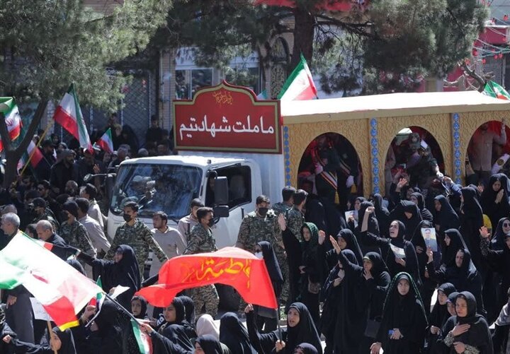 تشییع ۱۵ شهید یک خانواده در کرج