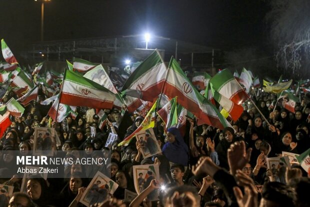 ویژه برنامه «برای ماکان» شهید جاویدالاثر مدرسه میناب با مداحی حاج محمود کریمی