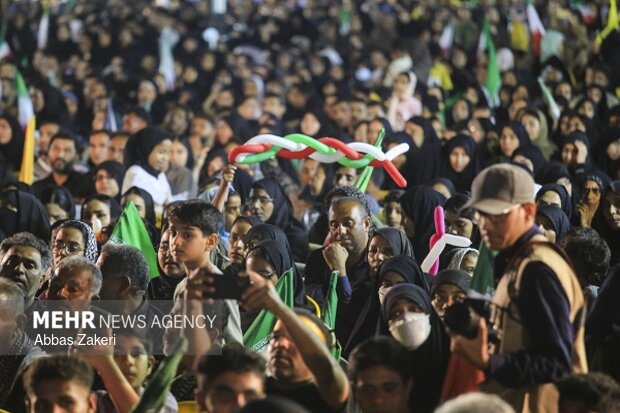 ویژه برنامه «برای ماکان» شهید جاویدالاثر مدرسه میناب با مداحی حاج محمود کریمی