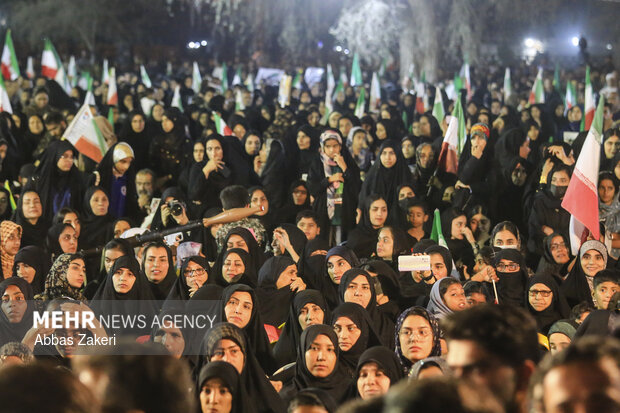 ویژه برنامه «برای ماکان» شهید جاویدالاثر مدرسه میناب با مداحی حاج محمود کریمی