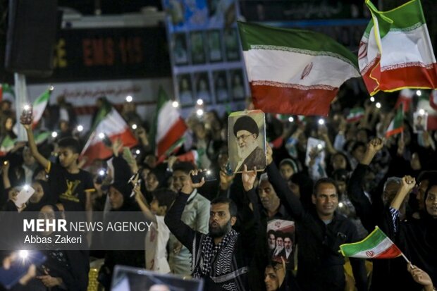 ویژه برنامه «برای ماکان» شهید جاویدالاثر مدرسه میناب با مداحی حاج محمود کریمی