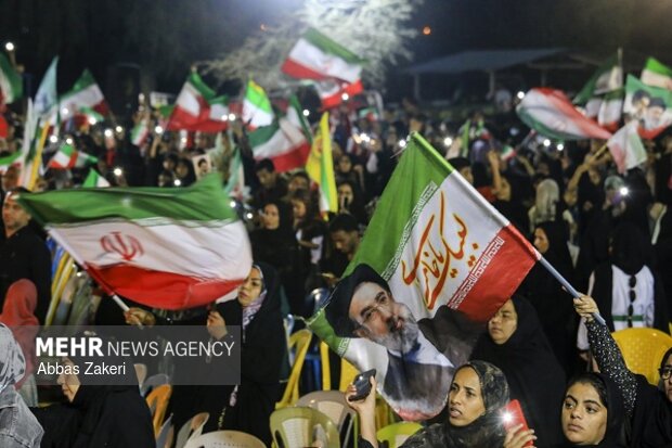 ویژه برنامه «برای ماکان» شهید جاویدالاثر مدرسه میناب با مداحی حاج محمود کریمی