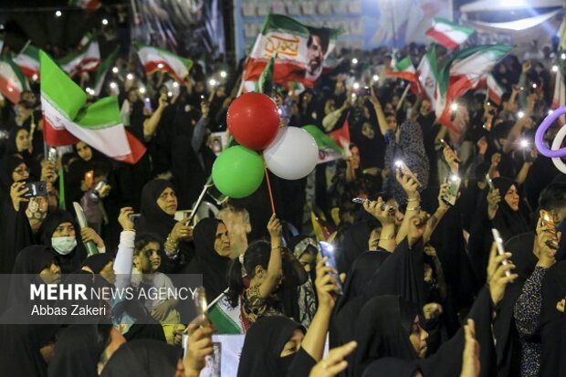 ویژه برنامه «برای ماکان» شهید جاویدالاثر مدرسه میناب با مداحی حاج محمود کریمی