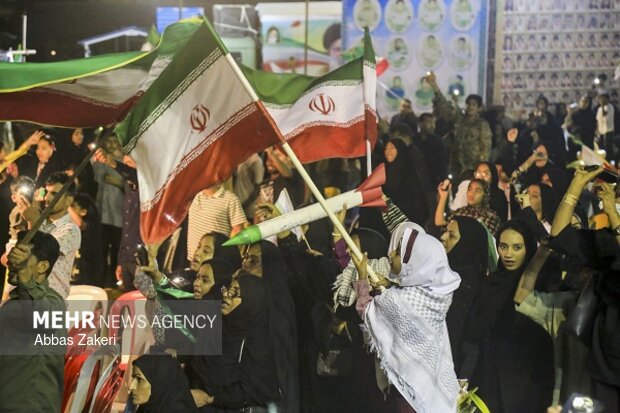 ویژه برنامه «برای ماکان» شهید جاویدالاثر مدرسه میناب با مداحی حاج محمود کریمی