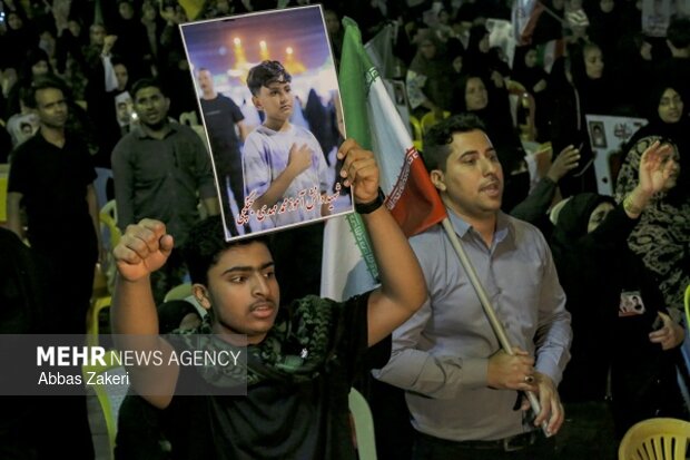 ویژه برنامه «برای ماکان» شهید جاویدالاثر مدرسه میناب با مداحی حاج محمود کریمی