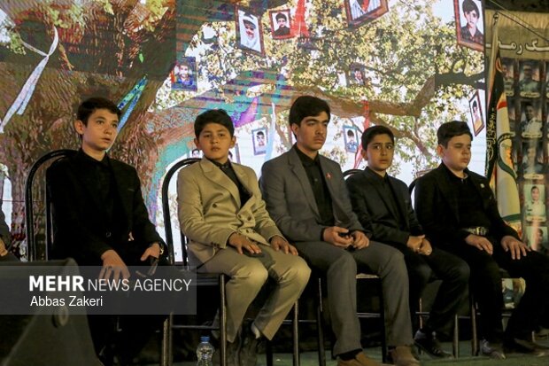 ویژه برنامه «برای ماکان» شهید جاویدالاثر مدرسه میناب با مداحی حاج محمود کریمی