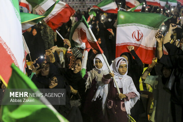 ویژه برنامه «برای ماکان» شهید جاویدالاثر مدرسه میناب با مداحی حاج محمود کریمی