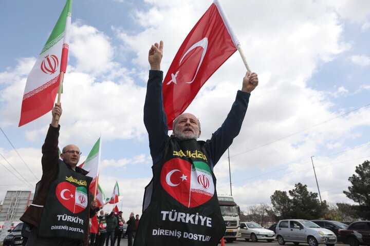 دیوار انسانی اهالی ترکیه در تبریز